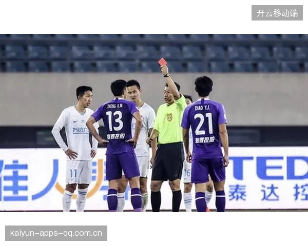 三镇补赛还吃红牌：足球赛场上的“红色记忆”与“补时热血”